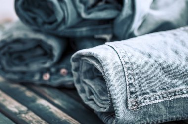 Ahşap arka plan üzerinde kot pantolon