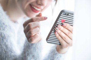 Elinde telefon ile kız