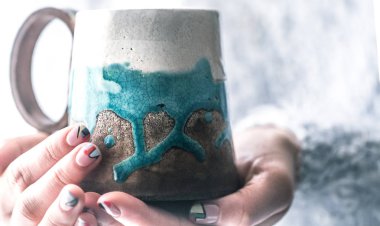 elinde bir bardak ile kız