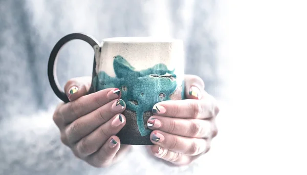 Fille avec une tasse dans les mains — Photo