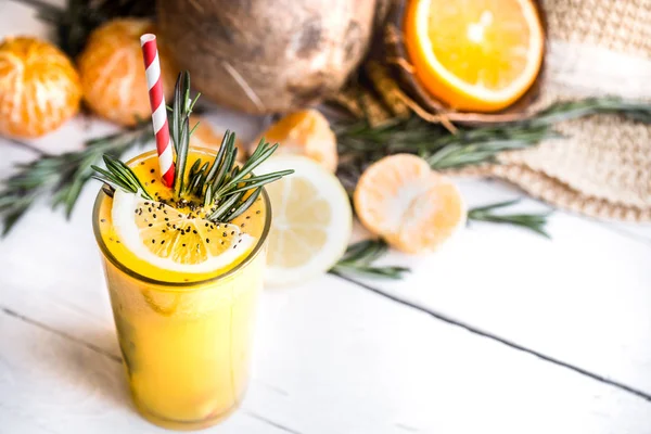 Composição de verão com suco de laranja fresco — Fotografia de Stock