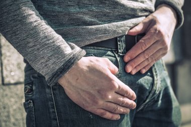 adam kot pantolon cebinde onun elini tutuyor