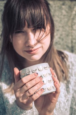 elinde bir bardak ile kız