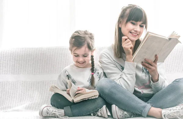 Мама и дочь читают книгу — стоковое фото