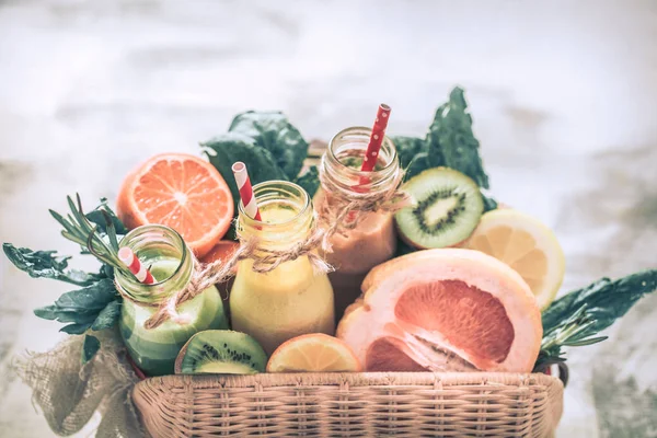 Hälsosam mat färsk juice och frukt — Stockfoto