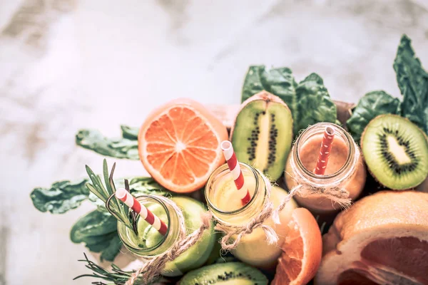 Hälsosam mat färsk juice och frukt — Stockfoto