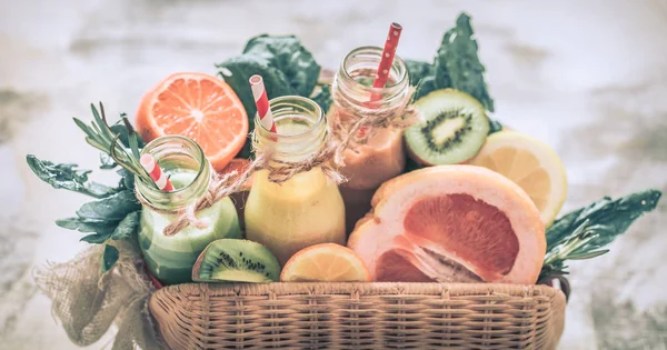 Hälsosam mat färsk juice och frukt — Stockfoto