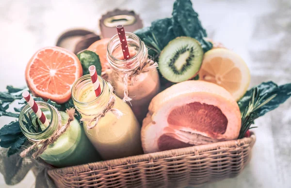 건강 식품 신선한 주스와 과일 — 스톡 사진
