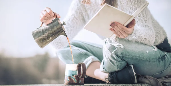 Lány iszik kávét, és elolvassa a könyv a szabadban — Stock Fotó