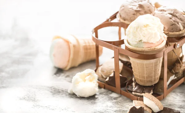 Различные мороженое в конусе — стоковое фото