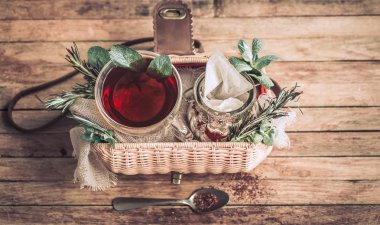 Ahşap arka plan üzerinde çay ile kompozisyon