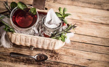 Ahşap arka plan üzerinde çay ile kompozisyon