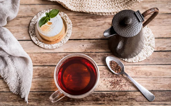 Σύνθεση με τσάι σε φόντο ξύλινη — Φωτογραφία Αρχείου