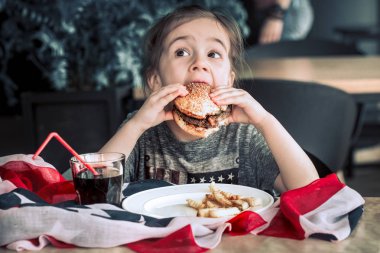 kafede hamburger ile küçük kız