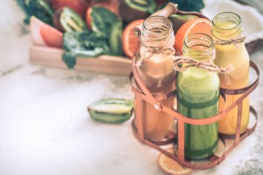 Sağlıklı gıda taze meyve suyu ve meyve