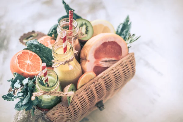 Egészséges ételek, friss gyümölcslé és gyümölcs — Stock Fotó