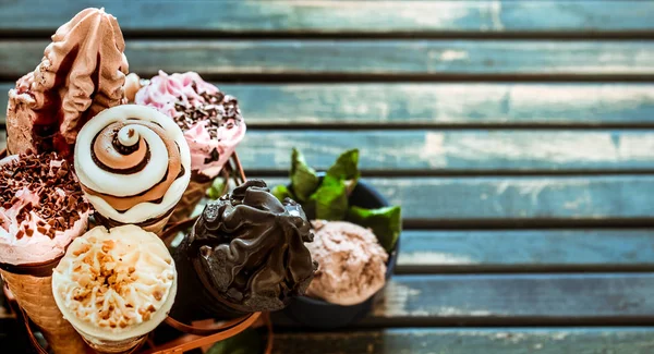 Конус мороженого на стенде — стоковое фото