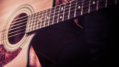 Koyu arka plan üzerinde akustik gitar çalmak dostum. Müzikal bir kavram.