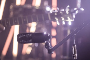 Bir kayıt stüdyosu akustik gitar yakın çekim veya konser salonu kayıt için mikrofon bağlantıları.