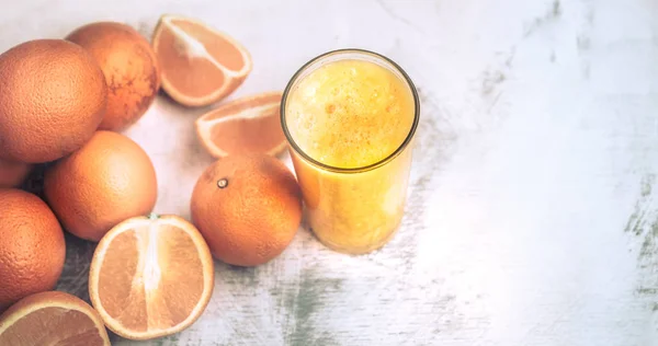 Suco de laranja fresco com frutas — Fotografia de Stock