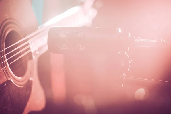 The Studio microphone records an acoustic guitar close-up. Beaut — Stock Photo, Image