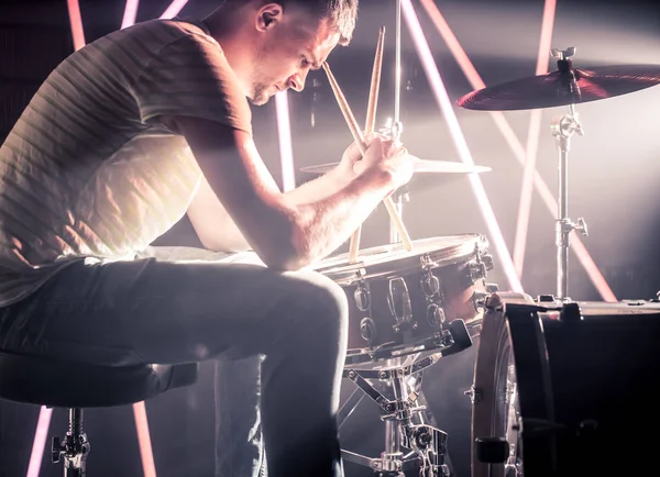 잠겨있는 사람 드럼을 연주. 색의 배경 — 스톡 사진