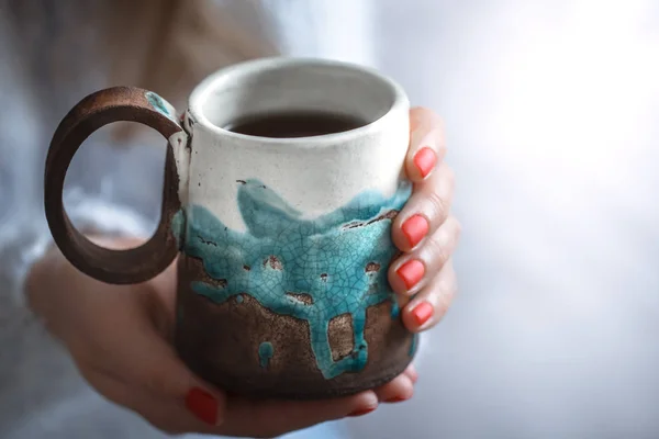 Fille tenant une tasse de thé dans les mains — Photo