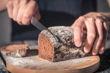 taze ekmek elinde tutan baker