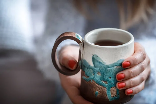 Fille tenant une tasse de thé dans les mains — Photo