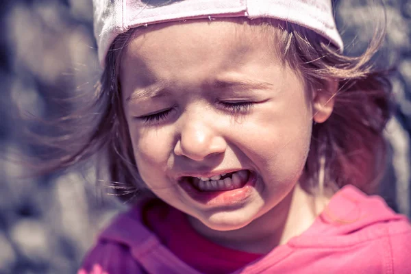 Mooie kleine meisje huilen, tranen close-up. Helder uitgesproken — Stockfoto