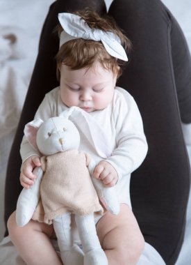 Annem yeni doğmuş kızıyla oyuncak oynuyor..