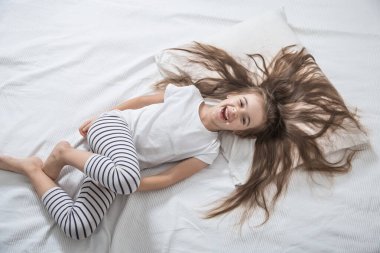 Yatakta küçük tatlı bir kız uyandı sabah .