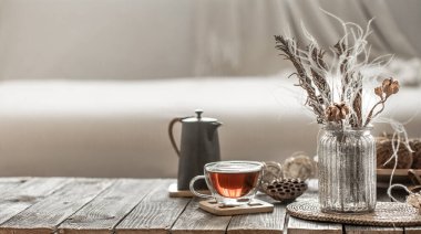 Ev dekorasyonu, çiçekli güzel vazo ve bir fincan çay..