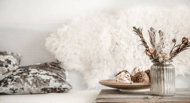 Oturma odasında dekorasyon için hala hayat var..