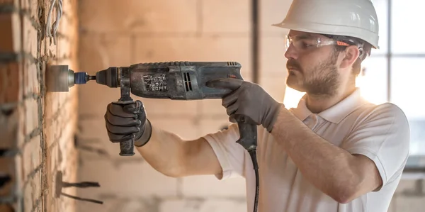Handyman maakt gebruik van drilboor, voor installatie, professionele werknemer — Stockfoto