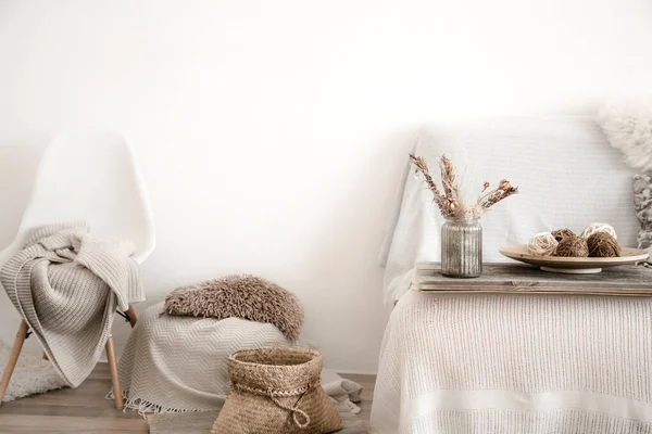 Moderní interiér s domácími potřebami. Útulnost a pohodlí doma . — Stock fotografie