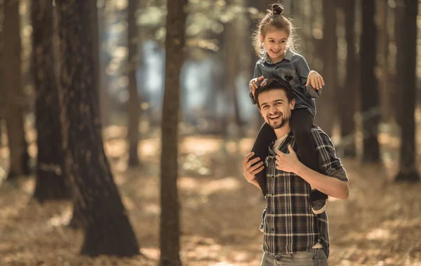 Papá y su hija caminando en el bosque de otoño . — Foto de Stock