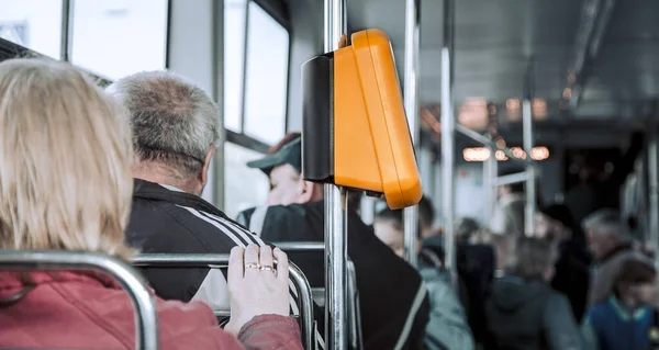 Diverse persone sedute nei trasporti pubblici, primo piano  . — Foto Stock