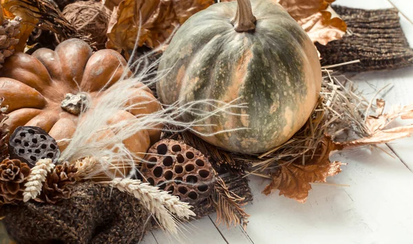 Herfst achtergrond met decoratieve items en pompoen. — Stockfoto