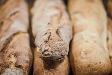 Dükkandaki tezgahta taze ekmek, yakın plan. .