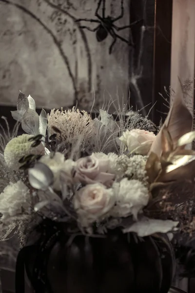 Blumenarrangement aus frischen Blumen in einem Kürbis. — Stockfoto