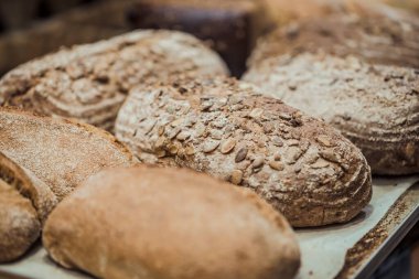 Dükkandaki tezgahta taze ekmek, yakın plan. .