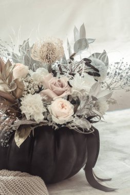 Odanın içinde çiçeklerin güzel kompozisyonu.