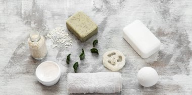 Düz bir fotoğraf. Cilt bakımı öğelerinin spa-natürmortu.