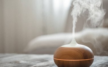 Oturma odasındaki masada nemlendirici var..