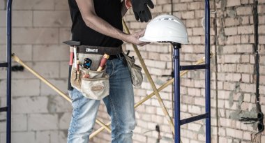 İnşaat aletleri ile tamirci. Ev ve ev renovası