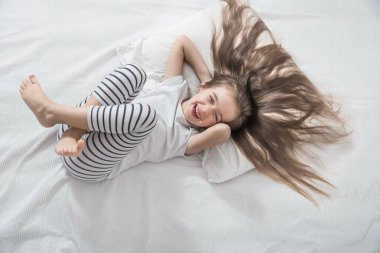 Yatakta küçük tatlı bir kız uyandı sabah .