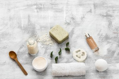 Düz bir fotoğraf. Cilt bakımı öğelerinin spa-natürmortu.