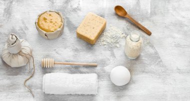 Düz bir fotoğraf. Cilt bakımı öğelerinin spa-natürmortu.