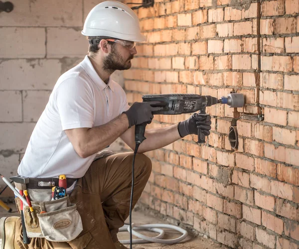 Handyman uses jackhammer, for installation, professional worker — Stock Photo, Image